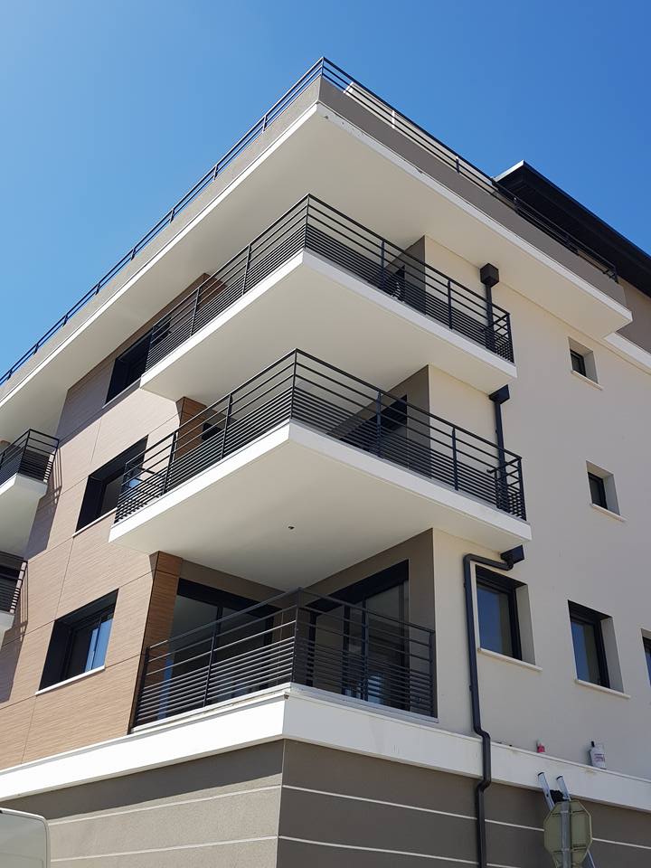 Façade contemporaine d’un immeuble collectif